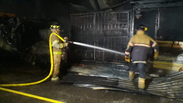 Incendio destruye media docena de negocios en mercado ceibeño