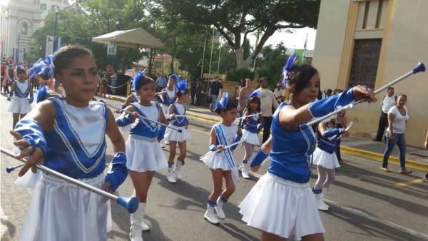 Estudiantes hondureños desfilan en San Pedro Sula en honor a la patria