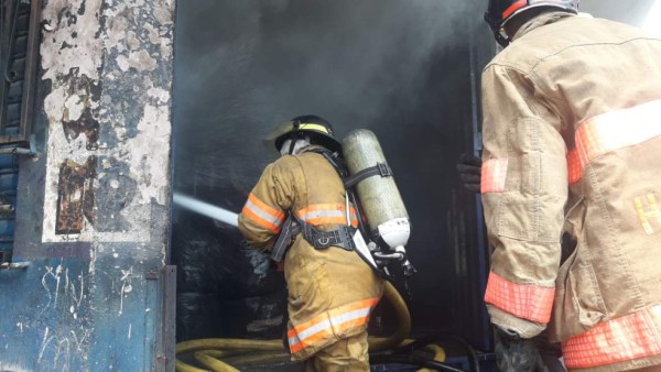 Incendio consume bodega en mercado San Isidro de Comayagüela