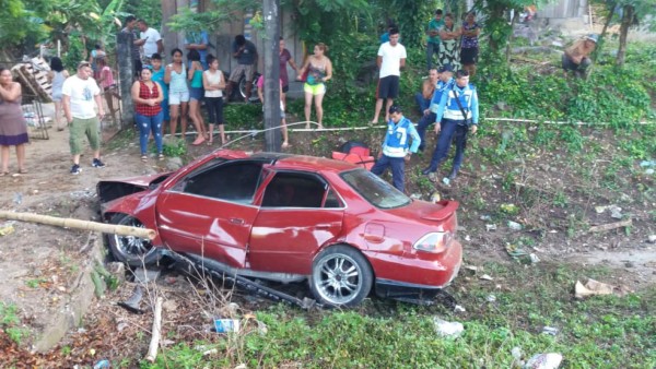 Mueren dos personas en accidente vehicular en Tela