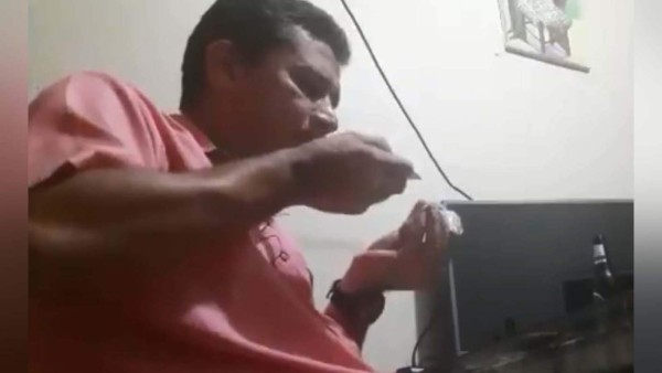 VIDEO: Captan a alcalde de Guaimaca consumiendo supuesta droga