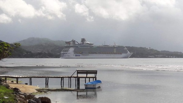 Roatán sigue atrayendo a los cruceros más grandes del mundo