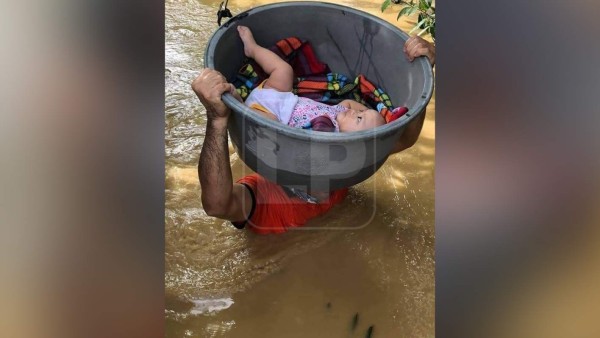 Imagen de una niña siendo rescatada en inundaciones se vuelve viral
