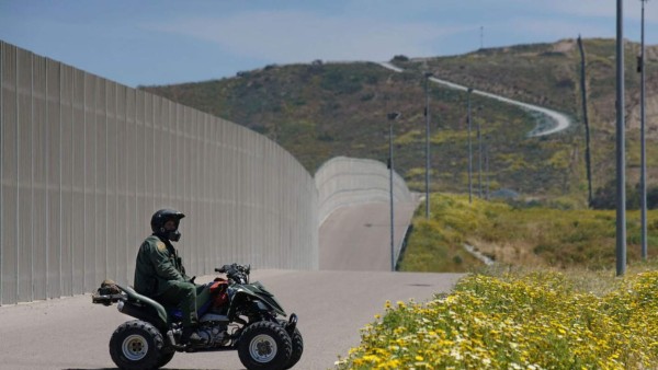 EEUU extiende por 30 días el cierre de sus fronteras con México y Canadá