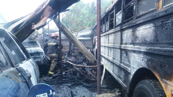 Tres carros quemados en incendio en la Valle de Sula 2