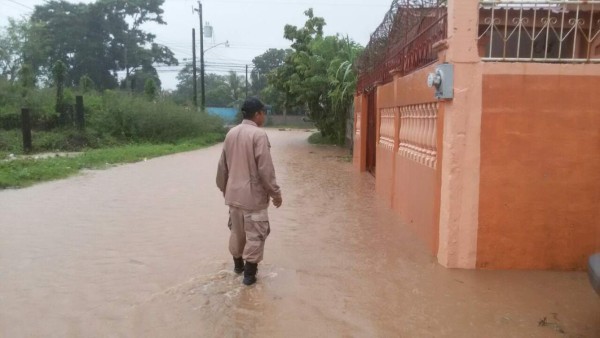 Calles inundadas y deslizamientos por lluvias en La Ceiba