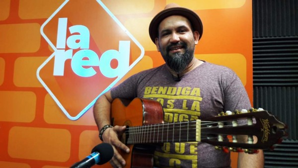 Jorge Torres, el cantante que anima las noches en San Pedro Sula