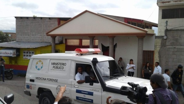 Dentro de un colegio hallan un cadáver envuelto en sábanas en Tegucigalpa