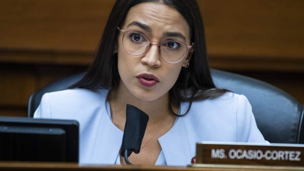 La estrella demócrata Ocasio-Cortez revela que fue agredida sexualmente