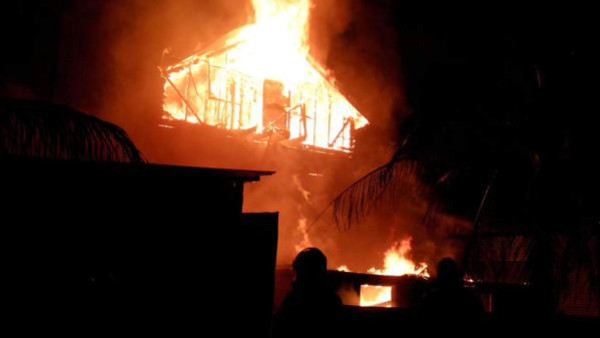 Se incendia un edificio y dos casas en Roatán