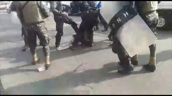 Video: Barrista descontrolado es detenido por la policía en las afueras del estadio
