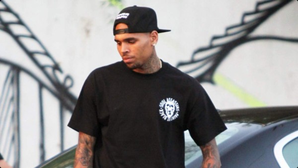 Postergan al miércoles juicio contra cantante Chris Brown por agresión