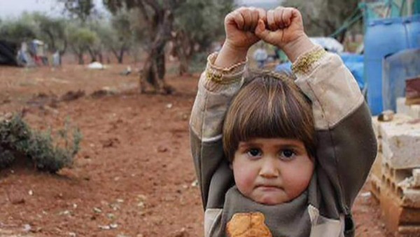 Conmoción: niña siria 'se rinde' al confundir cámara con pistola