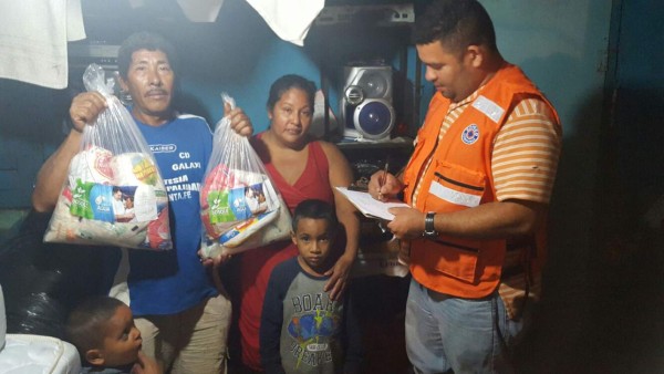 Lluvias destruyen e inundan viviendas en Islas de la Bahía