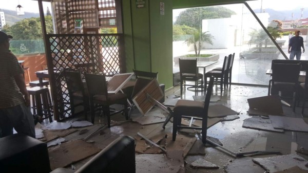 Explosión de chimbo de gas deja 5 heridos en restaurante
