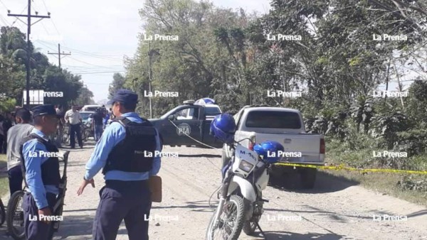 Autoridades al momento de llegar a la escena del crimen donde fue asesinado el agricultor.