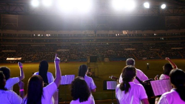 Miles de feligreses llenan el estadio de misericordia