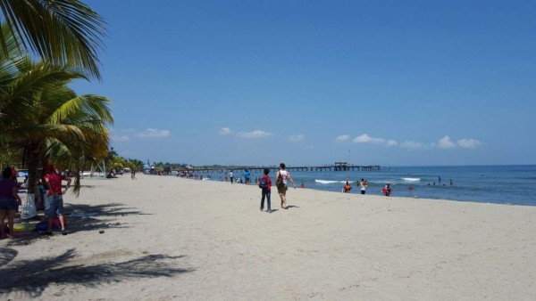 Turistas comienzan a abandonar las playas de Tela