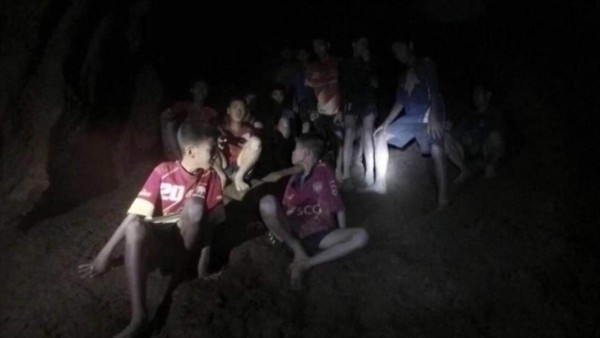 Tailandia: Hallan sanos y salvos a los niños atrapados en una cueva