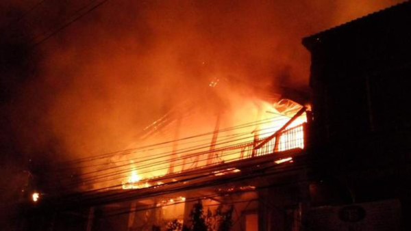 Se incendia un edificio y dos casas en Roatán