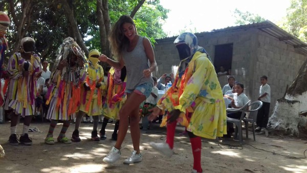 La periodista Lara Álvarez bailó junto a garífunas en la comunidad de Roma en Jutiapa, Atlántida.