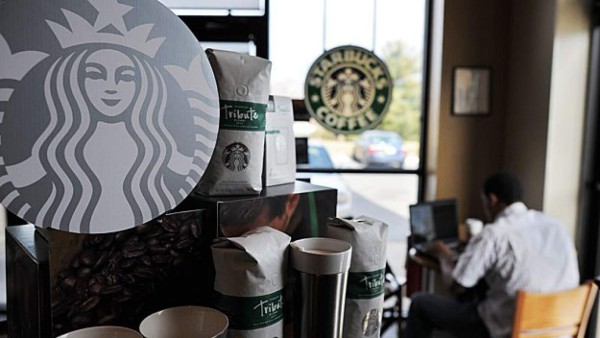 Starbucks desafía a Trump y ofrecerá empleo a refugiados