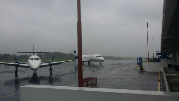 Vuelos en el aeropuerto Golosón fueron cancelados. Fotos: Javier Rosales