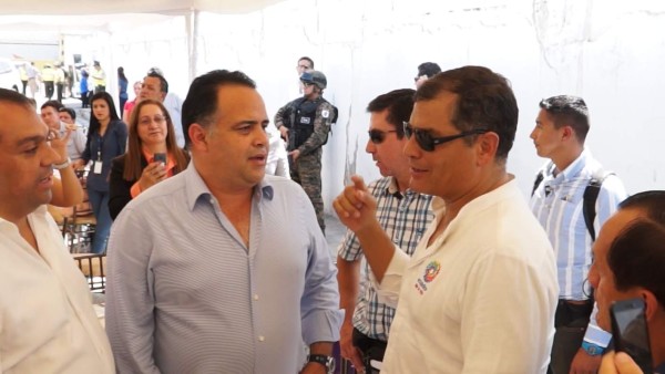 Rafael Correa comparte con alcalde de San Pedro Sula, Armando Calidonio