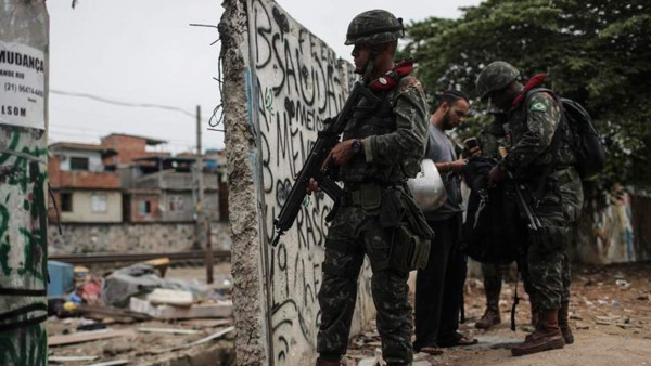 Nueve personas mueren pisoteadas tras acción policial en fiesta en favela de Brasil