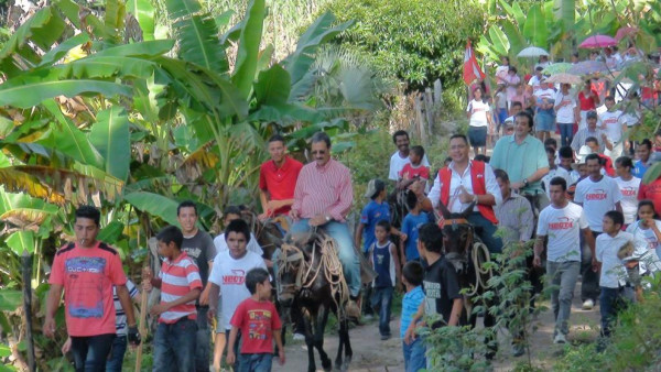 Mauricio Villeda llega a Talanga montado en un mulo