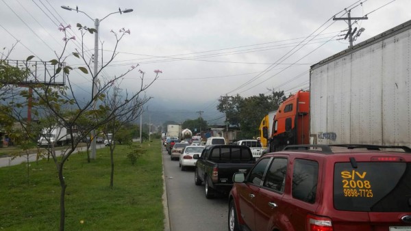 Congestionada la 33 calle por operativos de bacheo