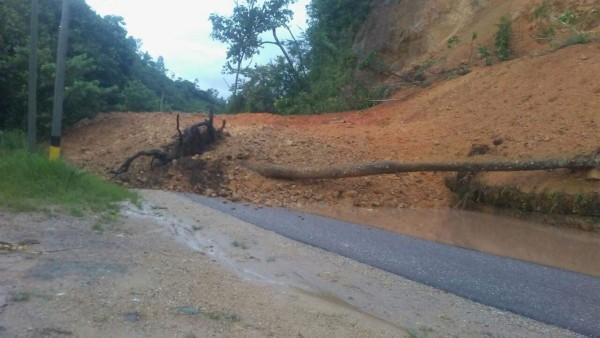 Habilitan paso hacia Copán Ruinas, tras deslizamiento por Nate