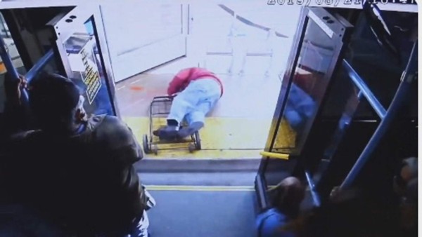 Captura de pantalla de la caída de Serge Fournier, de 74 años, tras discutir con una mujer identificada como Cadesha Bishop, de 25 años, en un autobús en Las Vegas.