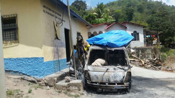 Desconocidos queman una unidad policial en Copán