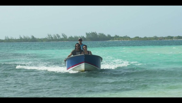 'En la luz”… y en las bellas playas de Utila