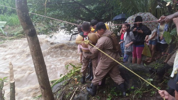 Video: El dramático rescate de una familia en Omoa