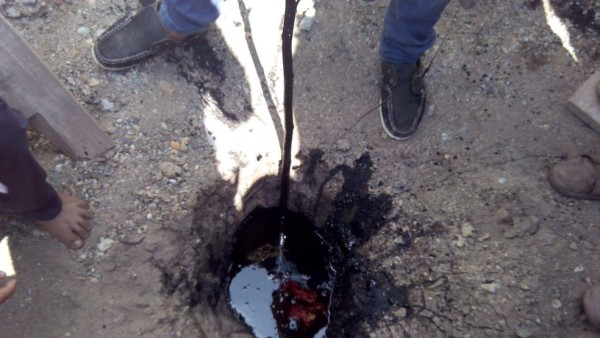 Hombre dice haber hallado petróleo en su casa en Honduras