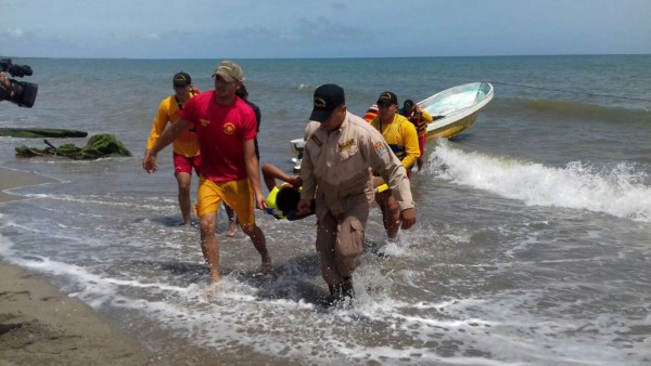 Rescatan a siete pescadores tras naufragar en La Ceiba