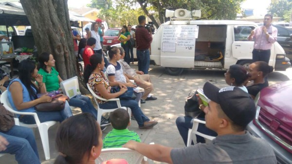 Docentes realizan un plantón frente a la Departamental de Cortés