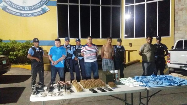 Capturan a cuatro hombres con armas e indumentaria policial en San Pedro Sula
