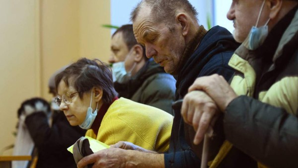 Rusia comienza a vacunar contra el covid-19 a personas sin hogar