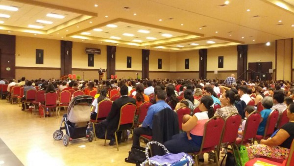 Más de 28,000 personas esperan en serie de asambleas 'Seamos leales a Jehová”