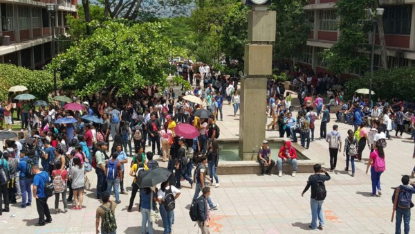 Universitarios protestan y se toman varios edificios de la Unah