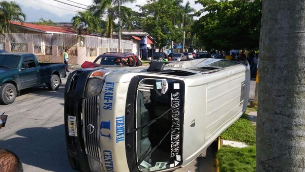 Camioneta no hace alto y choca contra rapidito en San Pedro Sula