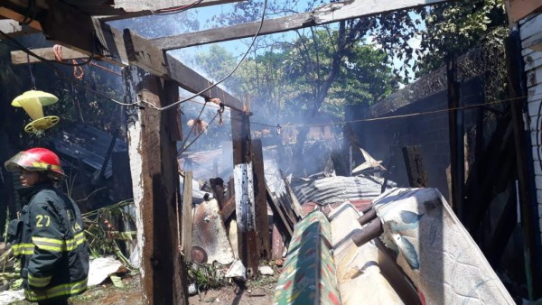 Incendio destruye dos viviendas en La Ceiba
