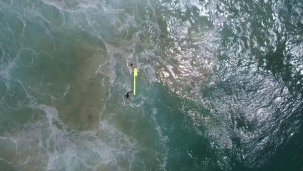 Australia: Nadadores fueron rescatados por un dron