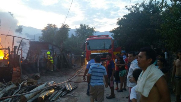 Al menos cuatro viviendas consume incendio en un bordo de San Pedro Sula