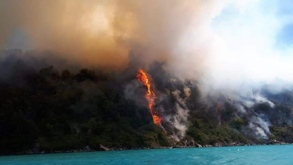 Chile en alerta máxima por incendios en el sur e inundaciones en el norte