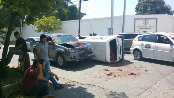 Triple colisión en el barrio Las Palmas de San Pedro Sula