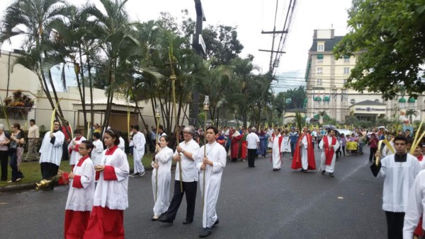 Miles de católicos sampedranos celebran el Domingo de Ramos